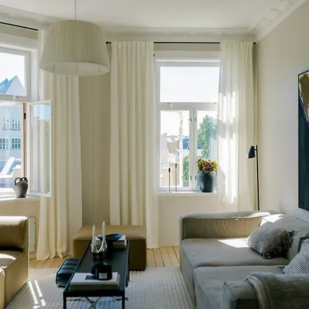 Designer Flat With Courtyard Balcony In
