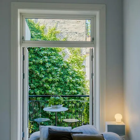 Designer Flat With Courtyard Balcony In Apartament