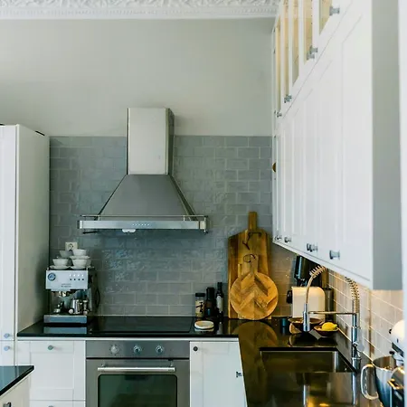 Designer Flat With Courtyard Balcony In