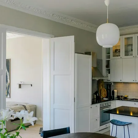 Designer Flat With Courtyard Balcony In