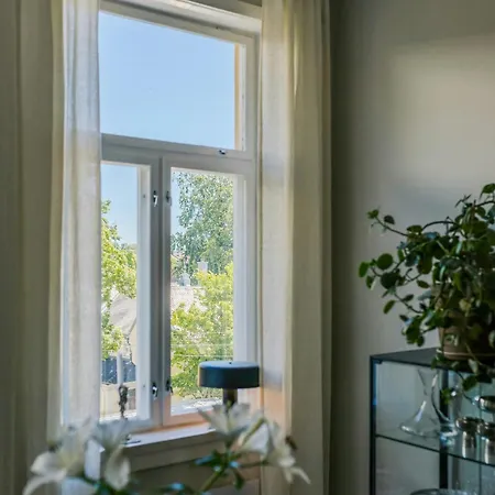 Designer Flat With Courtyard Balcony In
