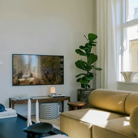 Designer Flat With Courtyard Balcony In Apartament *