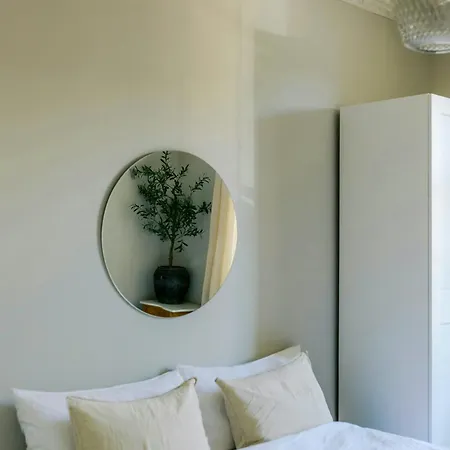 Designer Flat With Courtyard Balcony In Apartament